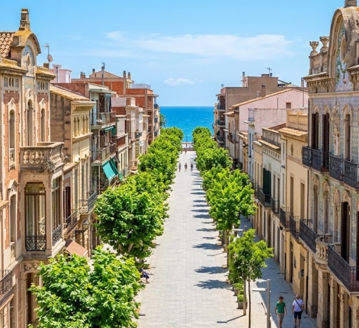 Vistas del paseo litoral, la arquitectura modernista y el entorno de Canet de Mar